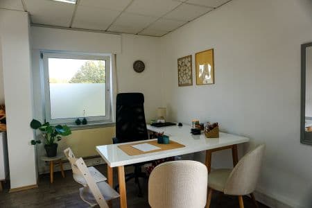 Schreibtisch im Therapieraum