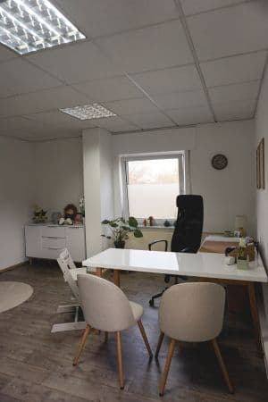 Schreibtisch im Therapieraum