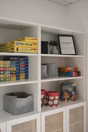Schrank mit Therapie-Spielen